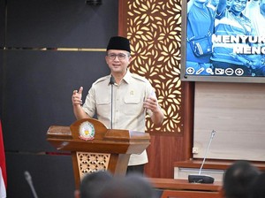 Menteri Transmigrasi Bagikan Bingkisan Lebaran dari Prabowo di Rempang