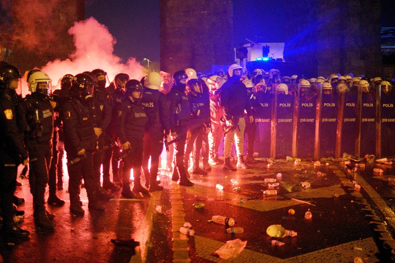 Polisi anti huru hara menggunakan meriam air untuk membubarkan mahasiswa selama protes terhadap penahanan Wali Kota Istanbul Ekrem Imamoglu, di Ankara, Turki, 21 Maret 2025. Polisi anti huru hara menggunakan meriam air untuk membubarkan mahasiswa selama protes terhadap penahanan Wali Kota Istanbul Ekrem Imamoglu, di Ankara, Turki, 21 Maret 2025. (REUTERS/Cagla Gurdogan)