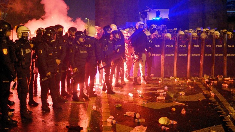Polisi anti huru hara menggunakan meriam air untuk membubarkan mahasiswa selama protes terhadap penahanan Wali Kota Istanbul Ekrem Imamoglu, di Ankara, Turki, 21 Maret 2025. (REUTERS/Cagla Gurdogan)