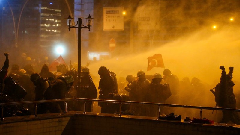 Polisi anti huru hara menggunakan meriam air untuk membubarkan mahasiswa selama protes terhadap penahanan Wali Kota Istanbul Ekrem Imamoglu, di Ankara, Turki, 21 Maret 2025. (REUTERS/Cagla Gurdogan)