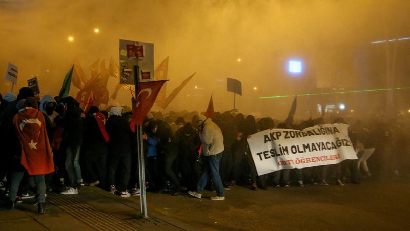 Polisi anti huru hara menggunakan meriam air untuk membubarkan mahasiswa selama protes terhadap penahanan Wali Kota Istanbul Ekrem Imamoglu, di Ankara, Turki, 21 Maret 2025. (REUTERS/Cagla Gurdogan)