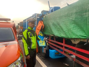 Sopir-Kernet Truk Pengangkut Gurame Tewas Usai Tabrakan di Cipali