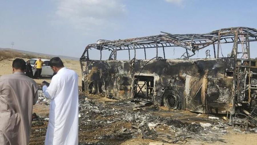 Sebuah bus yang mengangkut jemaah umrah warga negara Indonesia (WNI) terlibat kecelakaan di Wadi Qudeid, Arab Saudi, pada Kamis (20/3) siang waktu setempat. (Dok. Istimewa via Detikcom)