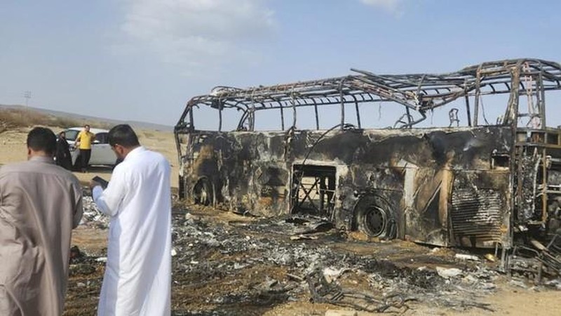 Sebuah bus yang mengangkut jemaah umrah warga negara Indonesia (WNI) terlibat kecelakaan di Wadi Qudeid, Arab Saudi, pada Kamis (20/3) siang waktu setempat. (Dok. Istimewa via Detikcom)