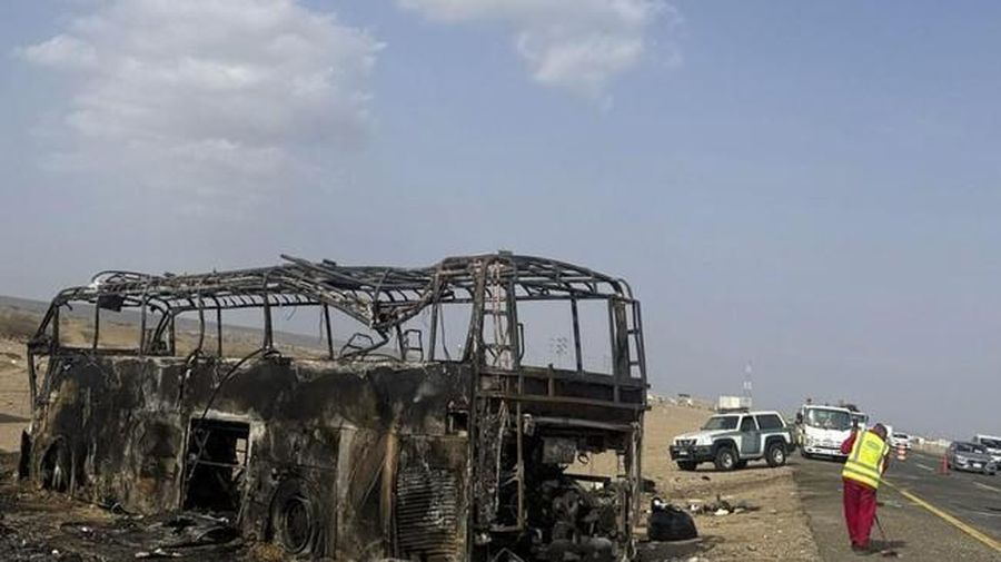 Sebuah bus yang mengangkut jemaah umrah warga negara Indonesia (WNI) terlibat kecelakaan di Wadi Qudeid, Arab Saudi, pada Kamis (20/3) siang waktu setempat. (Dok. Istimewa via Detikcom)