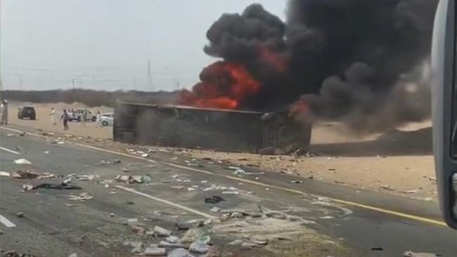 Bus Pecah Ban Tabrak Mobil hingga Terbalik dan Terbakar, 38 Orang Tewas