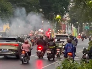 Jelang Buka Puasa, Sekelompok Pemuda Surabaya Geber Motor Brong-Nyalakan Flare