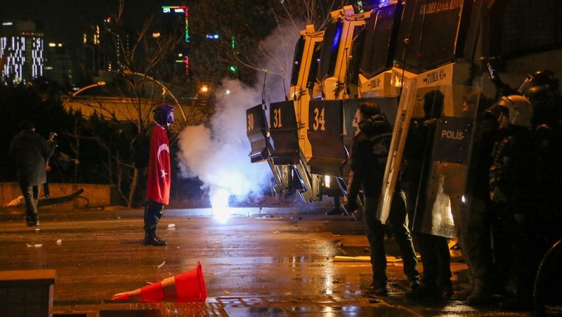 Polisi anti huru hara menggunakan meriam air untuk membubarkan mahasiswa selama protes terhadap penahanan Wali Kota Istanbul Ekrem Imamoglu, di Ankara, Turki, 21 Maret 2025. (REUTERS/Cagla Gurdogan)