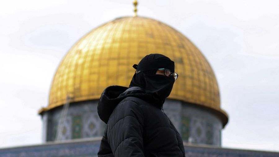 Seorang jamaah Muslim menghadiri salat Jumat ketiga di bulan suci Ramadan, di kompleks Al-Aqsa, yang juga dikenal oleh orang Yahudi sebagai Temple Mount, di Kota Tua Yerusalem, 21 Maret 2025. (REUTERS/Ammar Awad)