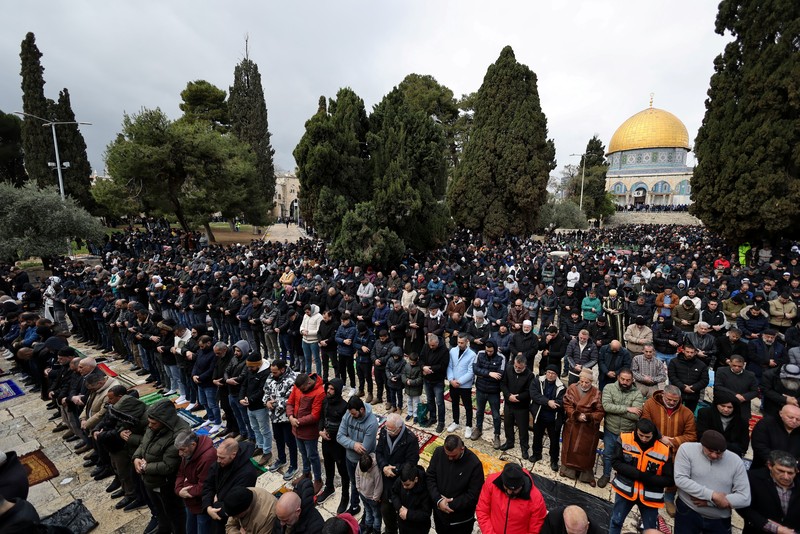 Umat Muslim menghadiri salat Jumat ketiga di bulan suci Ramadan, di kompleks Al-Aqsa, yang juga dikenal oleh umat Yahudi sebagai Temple Mount, di Kota Tua Yerusalem, 21 Maret 2025. Umat Muslim menghadiri salat Jumat ketiga di bulan suci Ramadan, di kompleks Al-Aqsa, yang juga dikenal oleh umat Yahudi sebagai Temple Mount, di Kota Tua Yerusalem, 21 Maret 2025. (REUTERS/Ammar Awad)