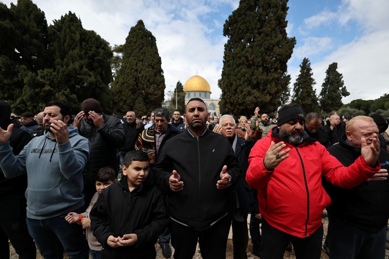 Umat Muslim menghadiri salat Jumat ketiga di bulan suci Ramadan, di kompleks Al-Aqsa, yang juga dikenal oleh umat Yahudi sebagai Temple Mount, di Kota Tua Yerusalem, 21 Maret 2025. Umat Muslim menghadiri salat Jumat ketiga di bulan suci Ramadan, di kompleks Al-Aqsa, yang juga dikenal oleh umat Yahudi sebagai Temple Mount, di Kota Tua Yerusalem, 21 Maret 2025. (REUTERS/Ammar Awad)