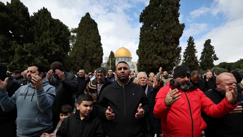 Umat ​​Muslim menghadiri salat Jumat ketiga di bulan suci Ramadan, di kompleks Al-Aqsa, yang juga dikenal oleh umat Yahudi sebagai Temple Mount, di Kota Tua Yerusalem, 21 Maret 2025. (REUTERS/Ammar Awad)