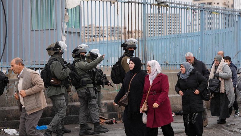 Umat ​​Muslim menghadiri salat Jumat ketiga di bulan suci Ramadan, di kompleks Al-Aqsa, yang juga dikenal oleh umat Yahudi sebagai Temple Mount, di Kota Tua Yerusalem, 21 Maret 2025. (REUTERS/Ammar Awad)