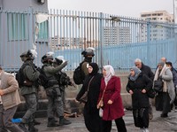 Meski Dibatasi Israel, Potret 80 Ribu Jemaah Palestina Padati Al-Aqsa
