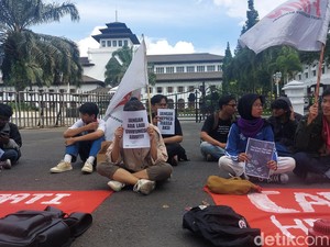 Mahasiswa Bandung Terus Suarakan Tolak UU TNI