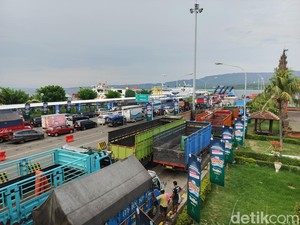 Truk Logistik Padati Pelabuhan Gilimanuk Jelang Pembatasan Arus Mudik Lebaran