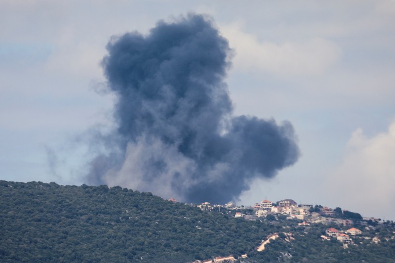Asap mengepul dari Jabal al-Rihan, menyusul serangan Israel sebagai respons terhadap tembakan roket lintas perbatasan, seperti yang terlihat dari Marjayoun, di Lebanon selatan, 22 Maret 2025. (REUTERS/Karamallah Daher)