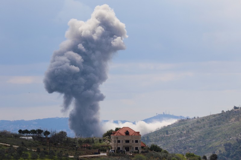 Asap mengepul dari Jabal al-Rihan, menyusul serangan Israel sebagai respons terhadap tembakan roket lintas perbatasan, seperti yang terlihat dari Marjayoun, di Lebanon selatan, 22 Maret 2025. Asap mengepul dari Jabal al-Rihan, menyusul serangan Israel sebagai respons terhadap tembakan roket lintas perbatasan, seperti yang terlihat dari Marjayoun, di Lebanon selatan, 22 Maret 2025. (REUTERS/Karamallah Daher)