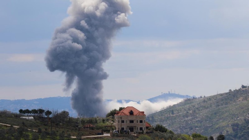 Asap mengepul dari Jabal al-Rihan, menyusul serangan Israel sebagai respons terhadap tembakan roket lintas perbatasan, seperti yang terlihat dari Marjayoun, di Lebanon selatan, 22 Maret 2025. (REUTERS/Karamallah Daher)