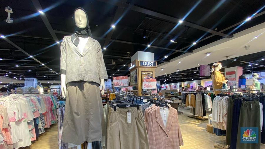 Beragam promo untuk berbagai produk tersedia dalam Transmart Full Day Sale pada Minggu (23/3/2025). (CNBC Indonesia/Zahwa Madjid)