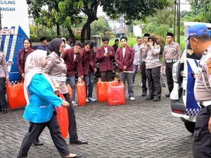 Momen Polantas Jakarta Bagikan Takjil di Jakbar Bareng Aliansi Mahasiswa