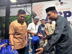 Kapolda Sulsel-Anggota Komisi III RL Bagi Sembako Lebaran ke Warga Makassar