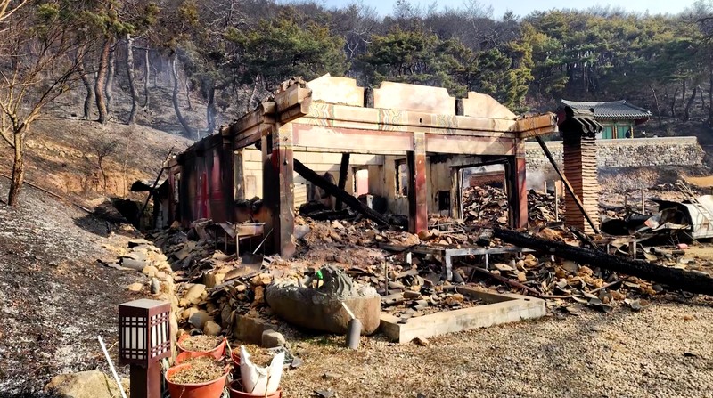 Kebakaran hutan di Korea Selatan menghancurkan kuil bersejarah Unramsa di Uiseong, kata kantor daerah setempat pada Minggu (23/3/2025). Kebakaran hutan di Korea Selatan menghancurkan kuil bersejarah Unramsa di Uiseong, kata kantor daerah setempat pada Minggu (23/3/2025). (Tangkapan Layar Video Reuters/UISEONG COUNTY OFFICE HANDOUT)