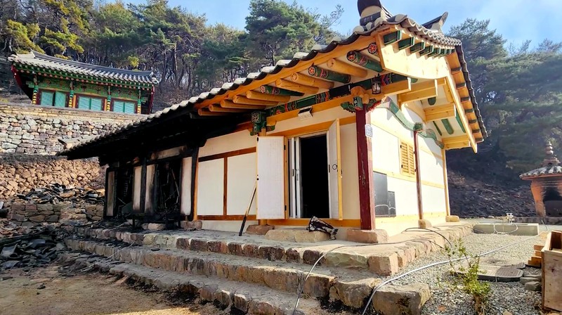 Kebakaran hutan di Korea Selatan menghancurkan kuil bersejarah Unramsa di Uiseong, kata kantor daerah setempat pada Minggu (23/3/2025). Kebakaran hutan di Korea Selatan menghancurkan kuil bersejarah Unramsa di Uiseong, kata kantor daerah setempat pada Minggu (23/3/2025). (Tangkapan Layar Video Reuters/UISEONG COUNTY OFFICE HANDOUT)