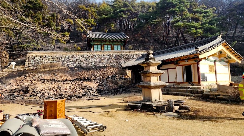 Kebakaran hutan di Korea Selatan menghancurkan kuil bersejarah Unramsa di Uiseong, kata kantor daerah setempat pada Minggu (23/3/2025). Kebakaran hutan di Korea Selatan menghancurkan kuil bersejarah Unramsa di Uiseong, kata kantor daerah setempat pada Minggu (23/3/2025). (Tangkapan Layar Video Reuters/UISEONG COUNTY OFFICE HANDOUT)