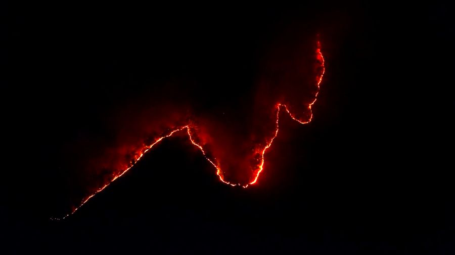 Petugas pemadam kebakaran memadamkan api di bangunan pabrik yang dilalap api hutan di Uiseong, Korea Selatan, Sabtu, 22 Maret 2025. (Yoon Gwan-shick/Yonhap via AP)