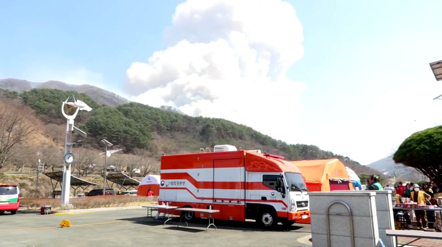 Petugas pemadam kebakaran memadamkan api di bangunan pabrik yang dilalap api hutan di Uiseong, Korea Selatan, Sabtu, 22 Maret 2025. (Yoon Gwan-shick/Yonhap via AP)