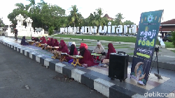 Ngabuburit Ala Santri dengan Ngaji on The Road di Alun-alun Lumajang