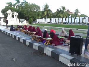 Ngabuburit Ala Santri dengan Ngaji on The Road di Alun-alun Lumajang