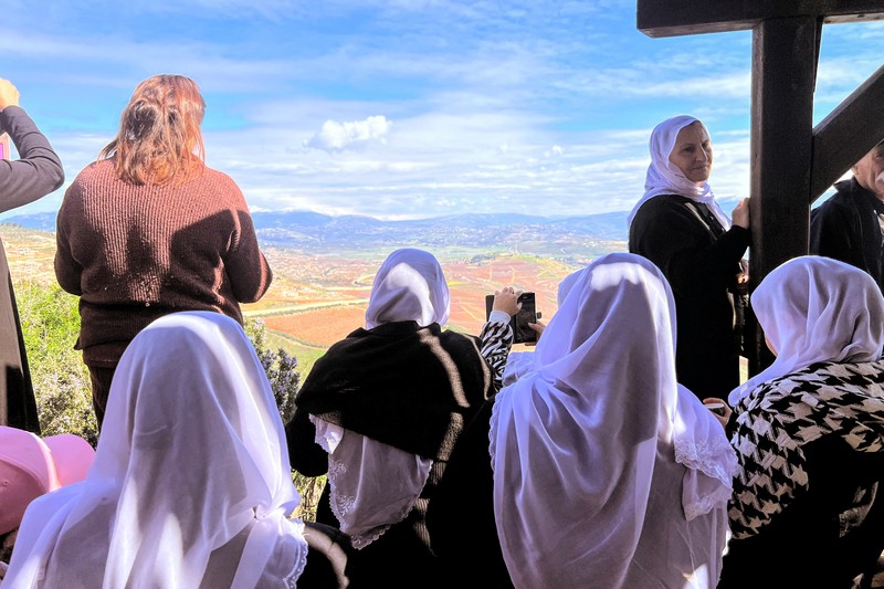 Asap mengepul dari Jabal al-Rihan, menyusul serangan Israel sebagai respons terhadap tembakan roket lintas perbatasan, seperti yang terlihat dari Marjayoun, di Lebanon selatan, 22 Maret 2025. (REUTERS/Karamallah Daher)