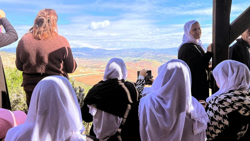 Asap mengepul dari Jabal al-Rihan, menyusul serangan Israel sebagai respons terhadap tembakan roket lintas perbatasan, seperti yang terlihat dari Marjayoun, di Lebanon selatan, 22 Maret 2025. (REUTERS/Karamallah Daher)