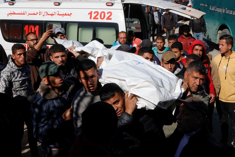 Warga Palestina menghadiri pemakaman pemimpin politik Hamas Salah al-Bardaweel dan istrinya, yang tewas dalam serangan Israel di tenda perlindungan mereka, di Khan Younis di Jalur Gaza selatan, 23 Maret 2025. (REUTERS/Hatem Khaled)