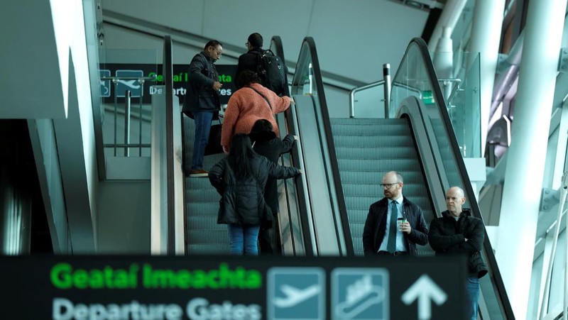 Orang-orang berjalan di Terminal 5 Bandara Internasional Heathrow, sehari setelah kebakaran di gardu listrik di dekatnya yang memutus aliran listrik di bandara, dekat London, Inggris, 22 Maret 2025. (REUTERS/Isabel Infantes)