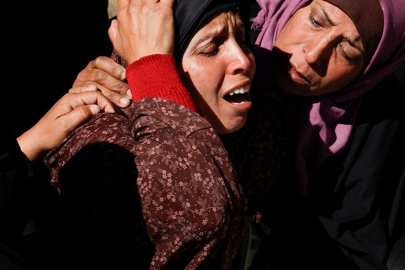Warga Palestina menghadiri pemakaman pemimpin politik Hamas Salah al-Bardaweel dan istrinya, yang tewas dalam serangan Israel di tenda perlindungan mereka, di Khan Younis di Jalur Gaza selatan, 23 Maret 2025. (REUTERS/Hatem Khaled)