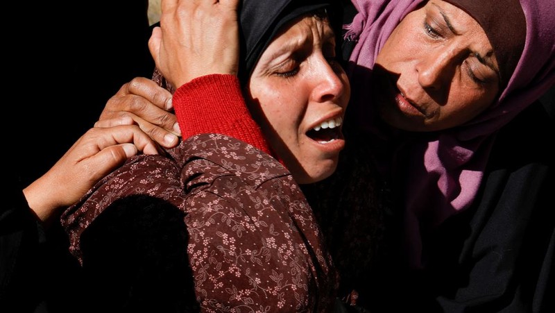 Warga Palestina menghadiri pemakaman pemimpin politik Hamas Salah al-Bardaweel dan istrinya, yang tewas dalam serangan Israel di tenda perlindungan mereka, di Khan Younis di Jalur Gaza selatan, 23 Maret 2025. (REUTERS/Hatem Khaled)