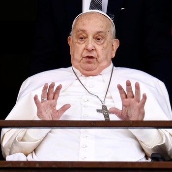 Potret Paus Fransiskus Sudah Pulih dan Sapa Ribuan Jemaah di Roma