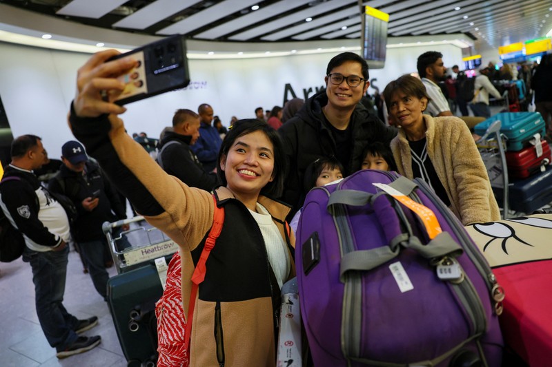 Orang-orang berjalan di Terminal 5 Bandara Internasional Heathrow, sehari setelah kebakaran di gardu listrik di dekatnya yang memutus aliran listrik di bandara, dekat London, Inggris, 22 Maret 2025. Orang-orang berjalan di Terminal 5 Bandara Internasional Heathrow, sehari setelah kebakaran di gardu listrik di dekatnya yang memutus aliran listrik di bandara, dekat London, Inggris, 22 Maret 2025. (REUTERS/Isabel Infantes)