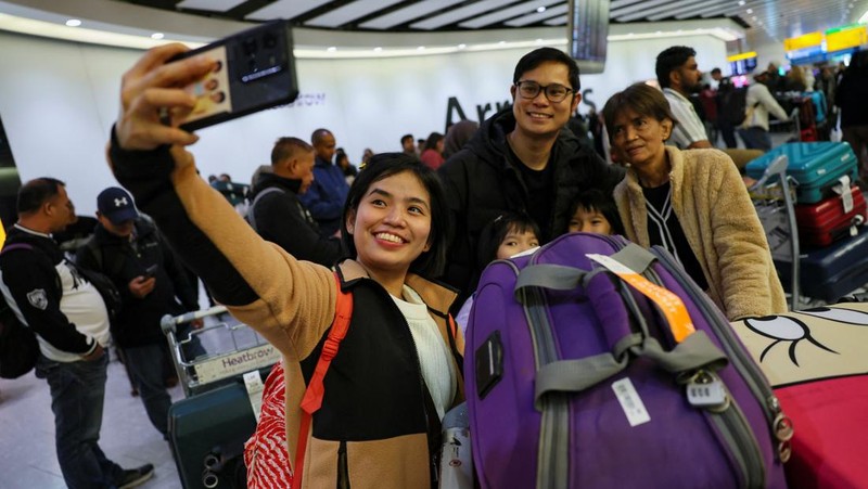 Orang-orang berjalan di Terminal 5 Bandara Internasional Heathrow, sehari setelah kebakaran di gardu listrik di dekatnya yang memutus aliran listrik di bandara, dekat London, Inggris, 22 Maret 2025. (REUTERS/Isabel Infantes)