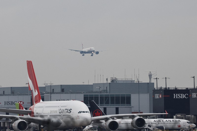 Orang-orang berjalan di Terminal 5 Bandara Internasional Heathrow, sehari setelah kebakaran di gardu listrik di dekatnya yang memutus aliran listrik di bandara, dekat London, Inggris, 22 Maret 2025. Orang-orang berjalan di Terminal 5 Bandara Internasional Heathrow, sehari setelah kebakaran di gardu listrik di dekatnya yang memutus aliran listrik di bandara, dekat London, Inggris, 22 Maret 2025. (REUTERS/Isabel Infantes)