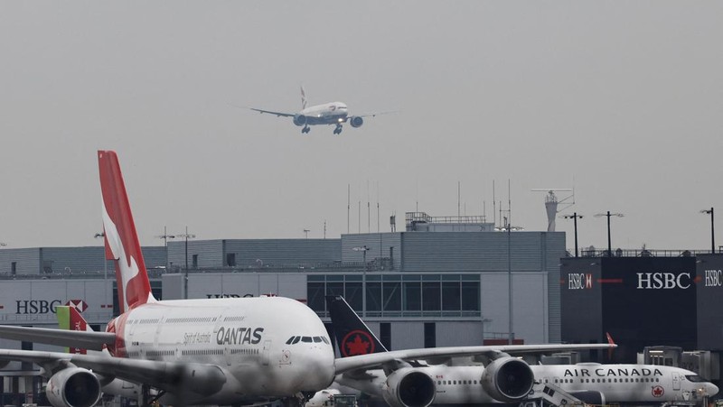Orang-orang berjalan di Terminal 5 Bandara Internasional Heathrow, sehari setelah kebakaran di gardu listrik di dekatnya yang memutus aliran listrik di bandara, dekat London, Inggris, 22 Maret 2025. (REUTERS/Isabel Infantes)