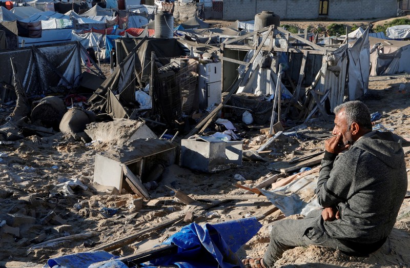 Warga Palestina menghadiri pemakaman pemimpin politik Hamas Salah al-Bardaweel dan istrinya, yang tewas dalam serangan Israel di tenda perlindungan mereka, di Khan Younis di Jalur Gaza selatan, 23 Maret 2025. (REUTERS/Hatem Khaled)