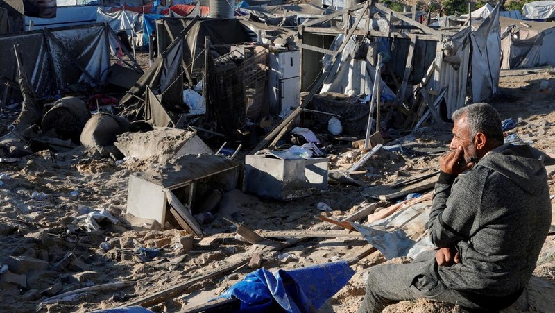 Warga Palestina menghadiri pemakaman pemimpin politik Hamas Salah al-Bardaweel dan istrinya, yang tewas dalam serangan Israel di tenda perlindungan mereka, di Khan Younis di Jalur Gaza selatan, 23 Maret 2025. (REUTERS/Hatem Khaled)