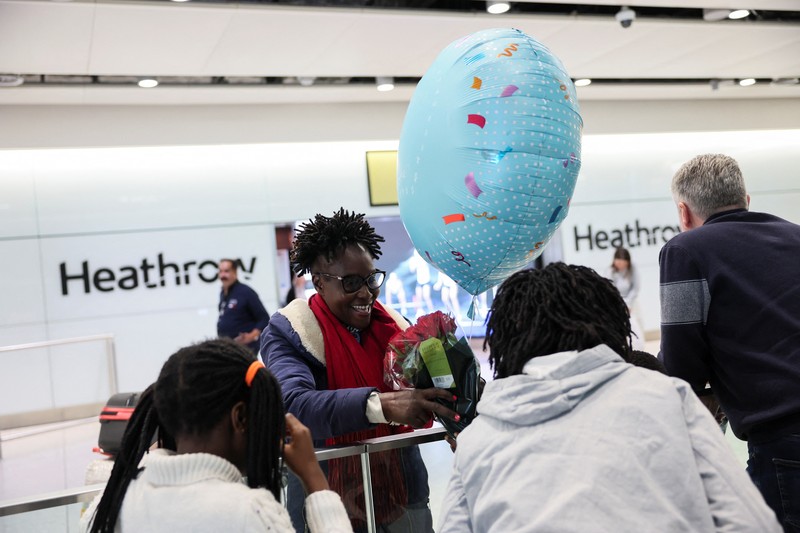 Orang-orang berjalan di Terminal 5 Bandara Internasional Heathrow, sehari setelah kebakaran di gardu listrik di dekatnya yang memutus aliran listrik di bandara, dekat London, Inggris, 22 Maret 2025. Orang-orang berjalan di Terminal 5 Bandara Internasional Heathrow, sehari setelah kebakaran di gardu listrik di dekatnya yang memutus aliran listrik di bandara, dekat London, Inggris, 22 Maret 2025. (REUTERS/Isabel Infantes)
