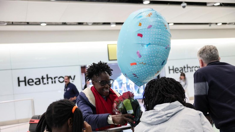 Orang-orang berjalan di Terminal 5 Bandara Internasional Heathrow, sehari setelah kebakaran di gardu listrik di dekatnya yang memutus aliran listrik di bandara, dekat London, Inggris, 22 Maret 2025. (REUTERS/Isabel Infantes)
