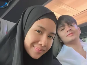 Gaya Shenina Cinnamon Tampil Berhijab Tanpa Makeup saat Umrah Bareng Suami