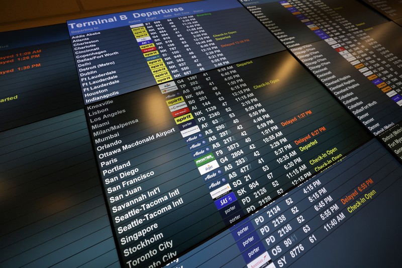 Orang-orang berjalan di Terminal 5 Bandara Internasional Heathrow, sehari setelah kebakaran di gardu listrik di dekatnya yang memutus aliran listrik di bandara, dekat London, Inggris, 22 Maret 2025. Orang-orang berjalan di Terminal 5 Bandara Internasional Heathrow, sehari setelah kebakaran di gardu listrik di dekatnya yang memutus aliran listrik di bandara, dekat London, Inggris, 22 Maret 2025. (REUTERS/Isabel Infantes)